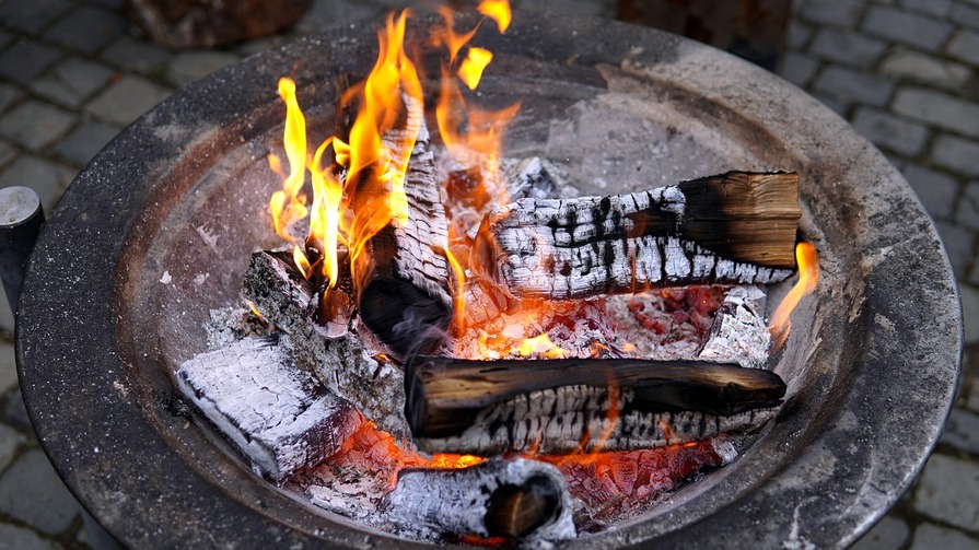 Feuerschale von oben mit Pflastersteinen im Hintergrund